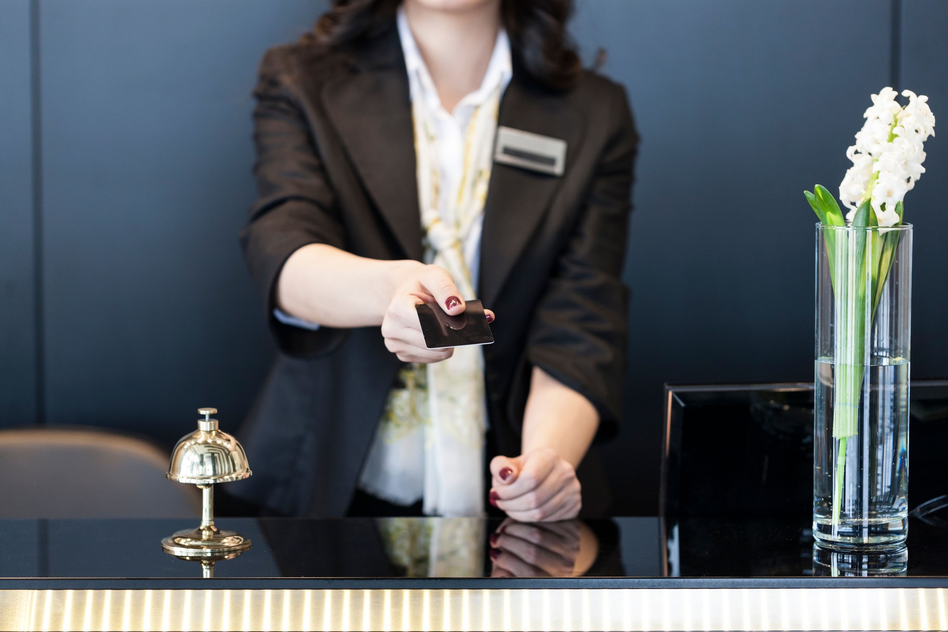 Concierge retournant les documents à l'hôtel invité