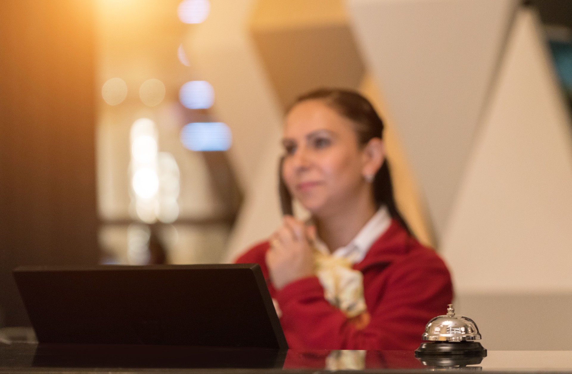 Resepsionist à la réception de l’hôtel avec bell