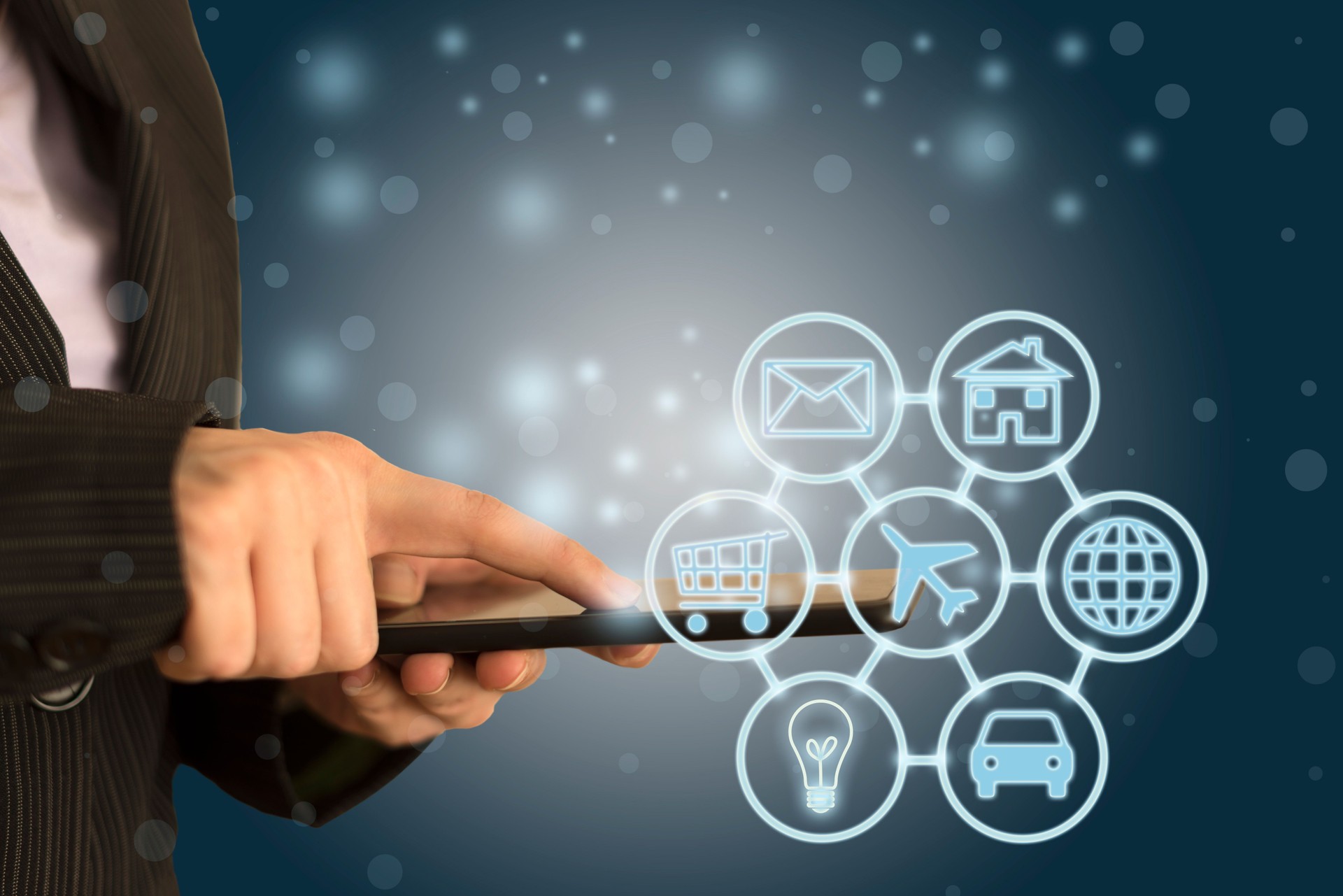 Optimisation du moteur de recherche SEO marketing numérique via l'icône du réseau de communication omnicanal sur le développement d'applications logicielles et la technologie d'application mobile en ligne d'appareils intelligents